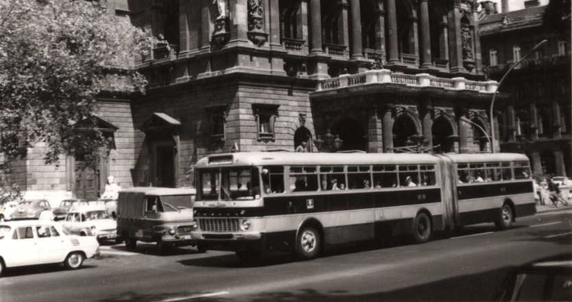 Az Ikarus 180-as csuklós busz a 60-as évektől 1980-ig rótta Budapest útjait. Nosztalgiajáratként azonban még mindig kipróbálható.