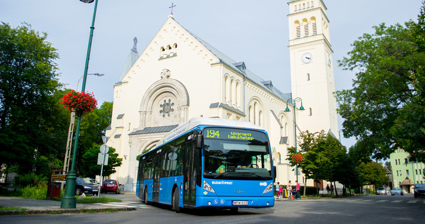 Van Hool sűrített földgázmeghajtású autóbusz Kispesten, a Munkás Szent József templom mellett.