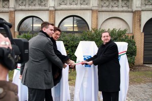 Vitézy Dávid, Marie-Theres Thiell és Illés Zoltán átadja az elektromos autók töltőoszlopait