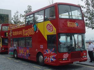 Városnéző busz Liverpoolban