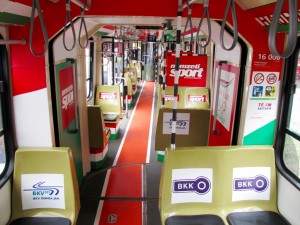 A „Magyar Olimpiai Csapat Szurkolói Villamosa”, a 1551 pályaszámú TW6000-es típusú villamos utastere