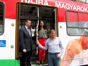 Vitézy Dávid, a BKK vezérigazgatója (balra), Szűcs Zsuzsa az Uniqua Biztosító marketing igazgatója (középen) és Fábián László olimpiai bajnok öttusázó (jobbra) a „Magyar Olimpiai Csapat Szurkolói Villamosán”