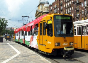 A „Magyar Olimpiai Csapat Szurkolói Villamosa”, a 1551 pályaszámú TW6000-es típusú villamos