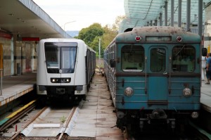 Az Alstom Metropolis és egy Ev sorozatú metrószerelvény az Örs vezér terén