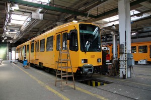 TW6100-as sorozatú villamos a VJSZ Kft. műhelyében