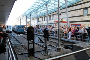 Érdeklődők tömege várja az ünnepélyes forgalomba helyezést