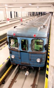 A szerelvény a tárolóépületben indulás előtt (fotó: Rizsavi Tamás)