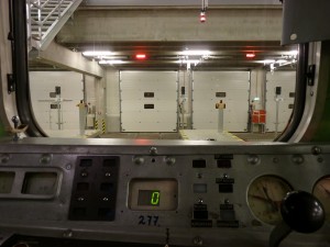 Kapunyitásra vár a jármű a depó tárolóépületében (fotó: Lovas Gábor)