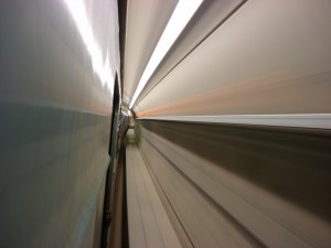 A menekítő járda mozgás közben a szerelvény ablakából (fotó: Lovas Gábor)