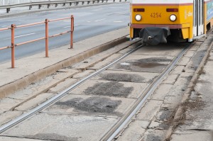 Rossz állapotú pálya az 1-es villamos vonalán (fotó: Nyitrai Dávid)