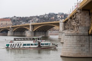 A 4. mederpillér déli oldali részén, a Duna-parti világörökségi terület északi határán lévő szobor a II. világháború során megsemmisült, és azóta sem lett helyreállítva. A meglévő szobrokat ugyan többször felújították, de teljes restaurálásuk sosem történt meg. A Margit híd műemléki helyreállításaként, a még hátra lévő munkák között ezért restauráljuk a pillérszobrokat, és pótoljuk a 4. pillér déli oldaláról hiányzó szobrot is, hogy a híd ismét régi fényében tündökölhessen.