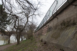 A méltó műemléki környezet kialakítása érdekében a projektből kimaradt margitszigeti lehajtóúton a támfalak és az útpálya is megújul egészen az Atlétikai Centrumig. A pesti oldal felé eső régi, omladozó támfalat szerkezetileg megerősítjük, új kőburkolatot kap. A támfalak tetejére ugyancsak új, díszes korlátok készülnek.