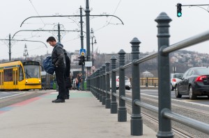 A forgalombiztonság növelése érdekében a margitszigeti villamosmegállónál a jelenleginél magasabb korlátokat helyezünk el. A magasabb korlátokra a megállóban várakozók – különösen a kiskorúak – már nem tudnak felülni, így várhatóan nem kerülnek balesetveszélyes közelségbe a hátuk mögött közlekedő villamosokhoz.