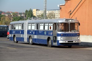 Az Ikarus 180-as autóbusz a kelenföldi garázsban (fotó: Halász Péter)