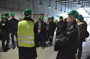 Érdeklődők az M4-es metró Tétényi úti állomásán