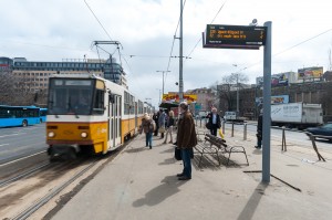 A kijelző majd véglegesen az 1-es villamosok indulásait fogja kiírni, most a teszteléshez jelenítjük meg rajta a buszok indulását, mivel azok részben már FUTÁR fedélzeti berendezéssel felszereltek.