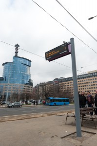 A kijelző majd véglegesen az 1-es villamosok indulásait fogja kiírni, most a teszteléshez jelenítjük meg rajta a buszok indulását, mivel azok részben már FUTÁR fedélzeti berendezéssel felszereltek.