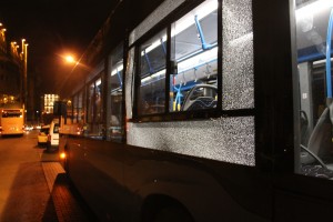 A 105-ös jelzéssel közlekedő Mercedes Citaro busz betört ablaka