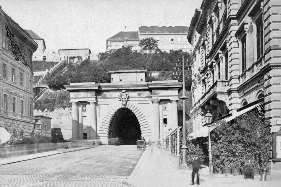 Clark Ádám tér a Lánchíd felől, 1900; Forrás: Fortepan