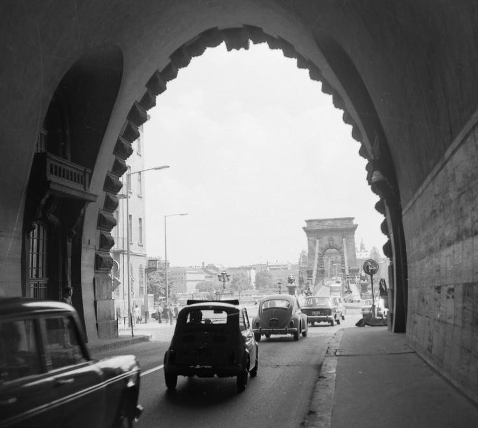 Az alagút es a Clark Ádám tér a Lánchíd felől nézve, 1945; Forrás: Fortepan