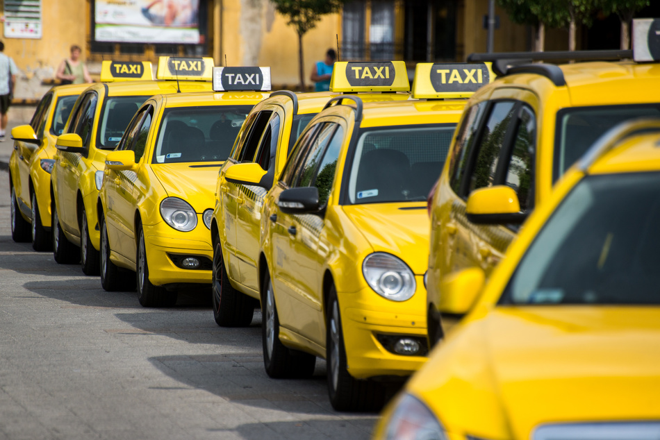 Sárga taxik sorakoznak egymás mögött