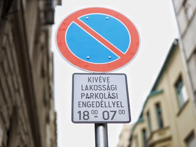 kizárólag lakossági parkolóhelyeket jelölő tábla