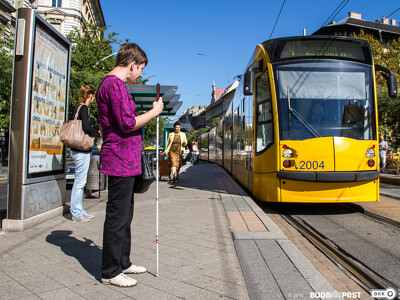 látássérült utas a villamosmegállóban