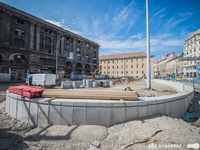 Blaha Lujza tér_Épül a növénykazetta támfala