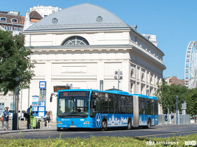 BKK 100E busz a fővárosban