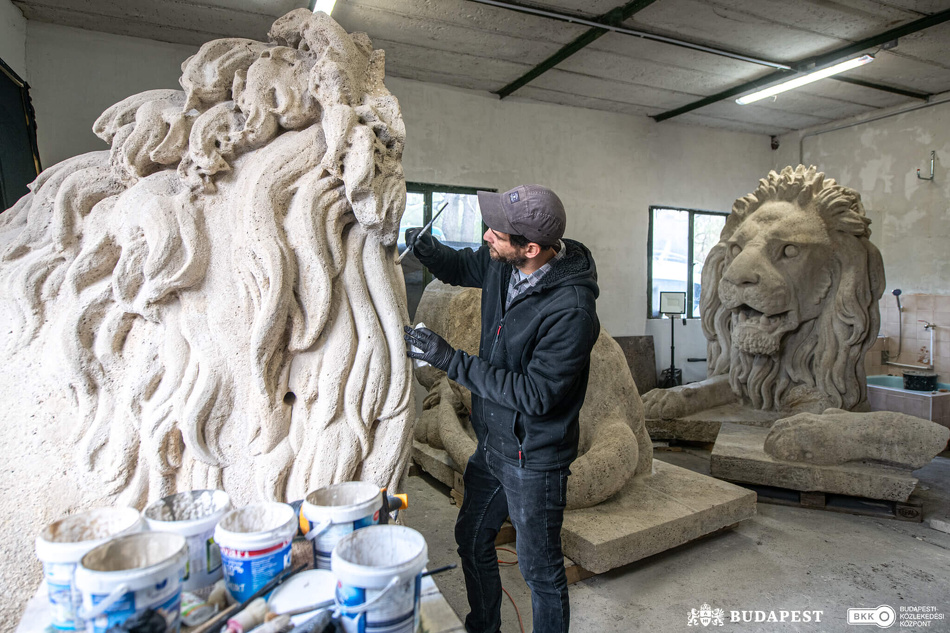 Újpesten restaurálni kezdték a Lánchíd oroszlánjait