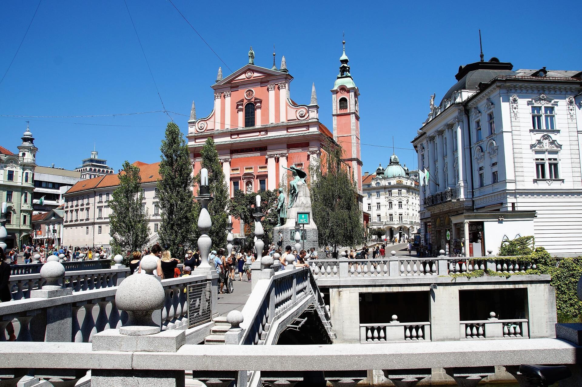 Gyalogosok Ljubljana egyik népszerű részén