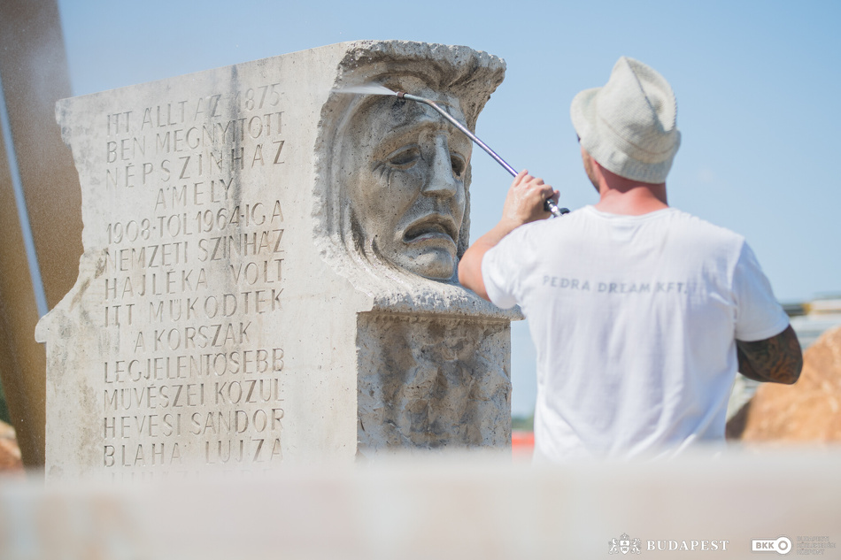 Színházi emlékkő restaurálása.