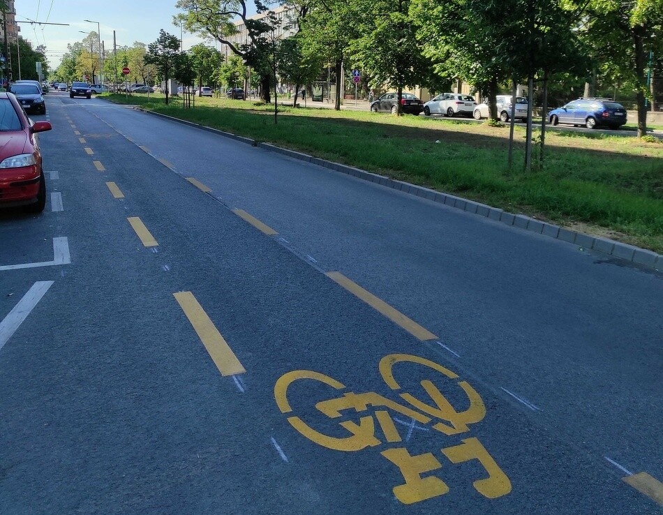 Róna utcai kerékpársáv.