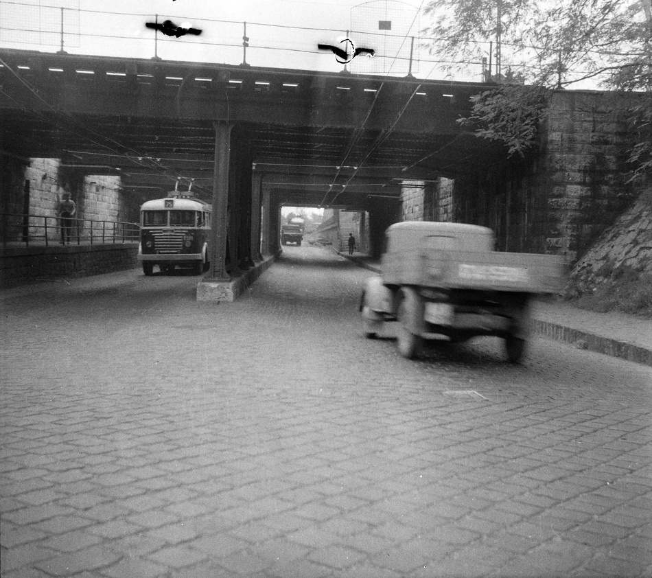Járművek haladnak el a dohánygyári aluljárónál 1961-ben