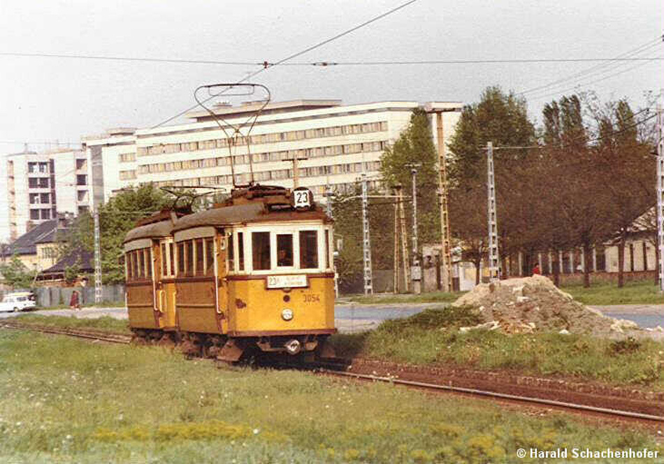 A 23-as villamos halad el a Hungária körúton az 1970-es években