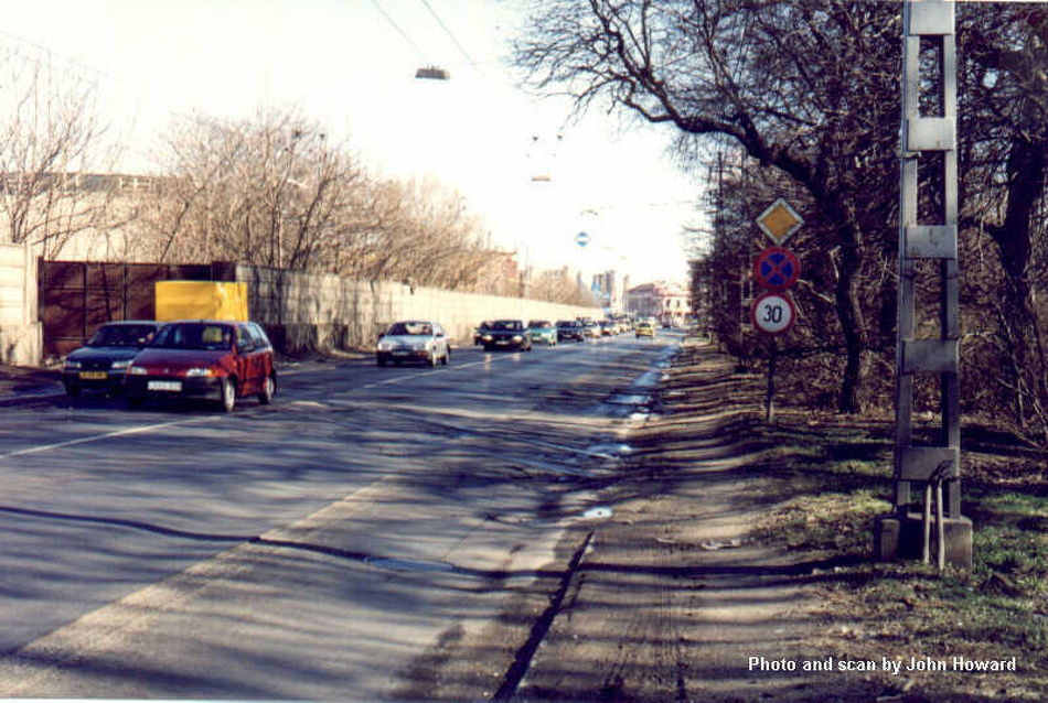 Autók jönnek-mennek a Hungária körúton 2000-ben