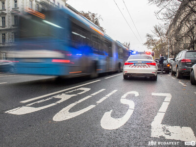 Egy busz és egy rendőrautó