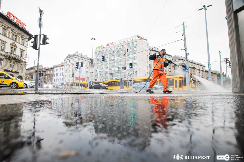 Tisztítják a járdát Budapesten