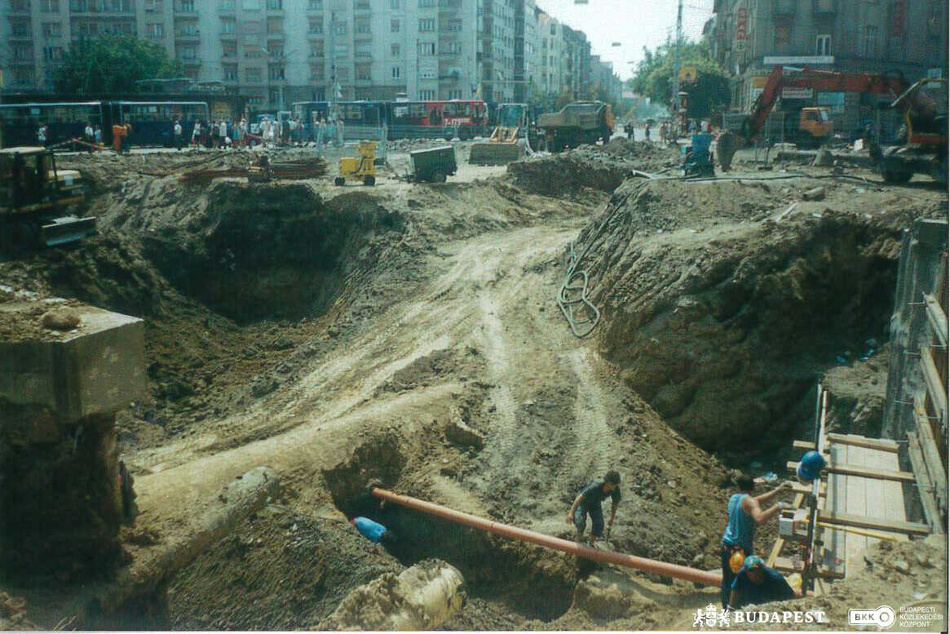 Zajlik a közművek cseréje a körtéren
