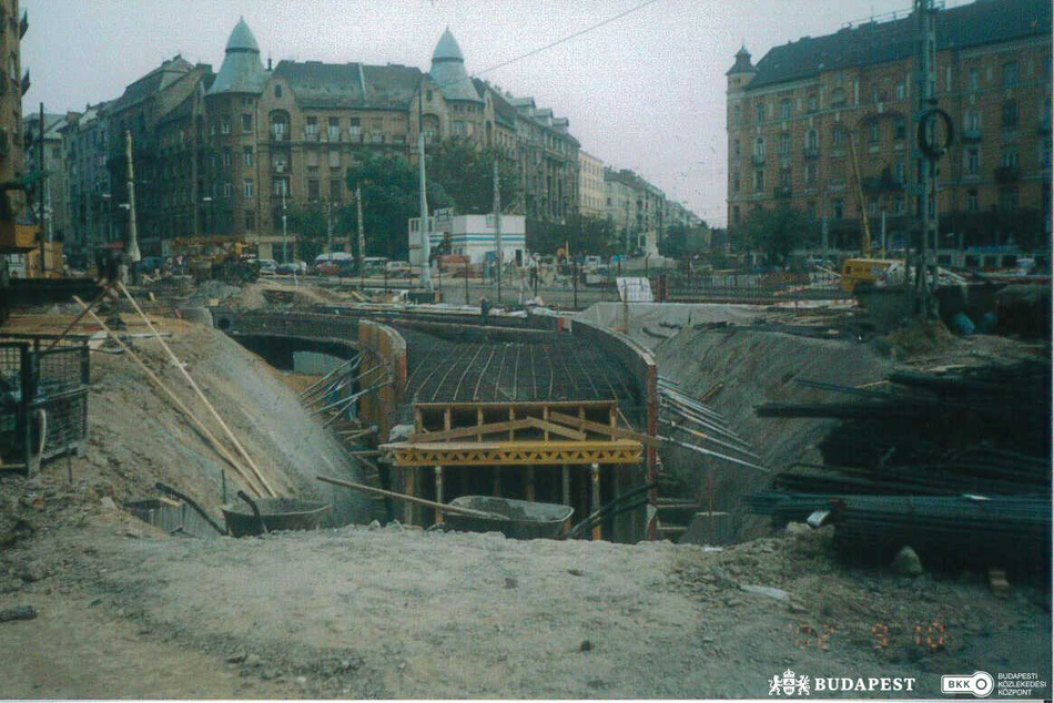 Zajlik az aluljáró építése a Móricz Zsigmond körtéren