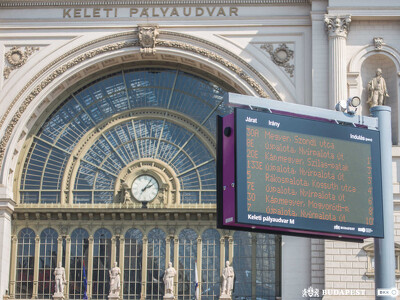 FUTÁR kijelző a Keleti pályaudvar előtt