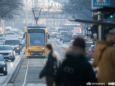 Egy villamos közeledik