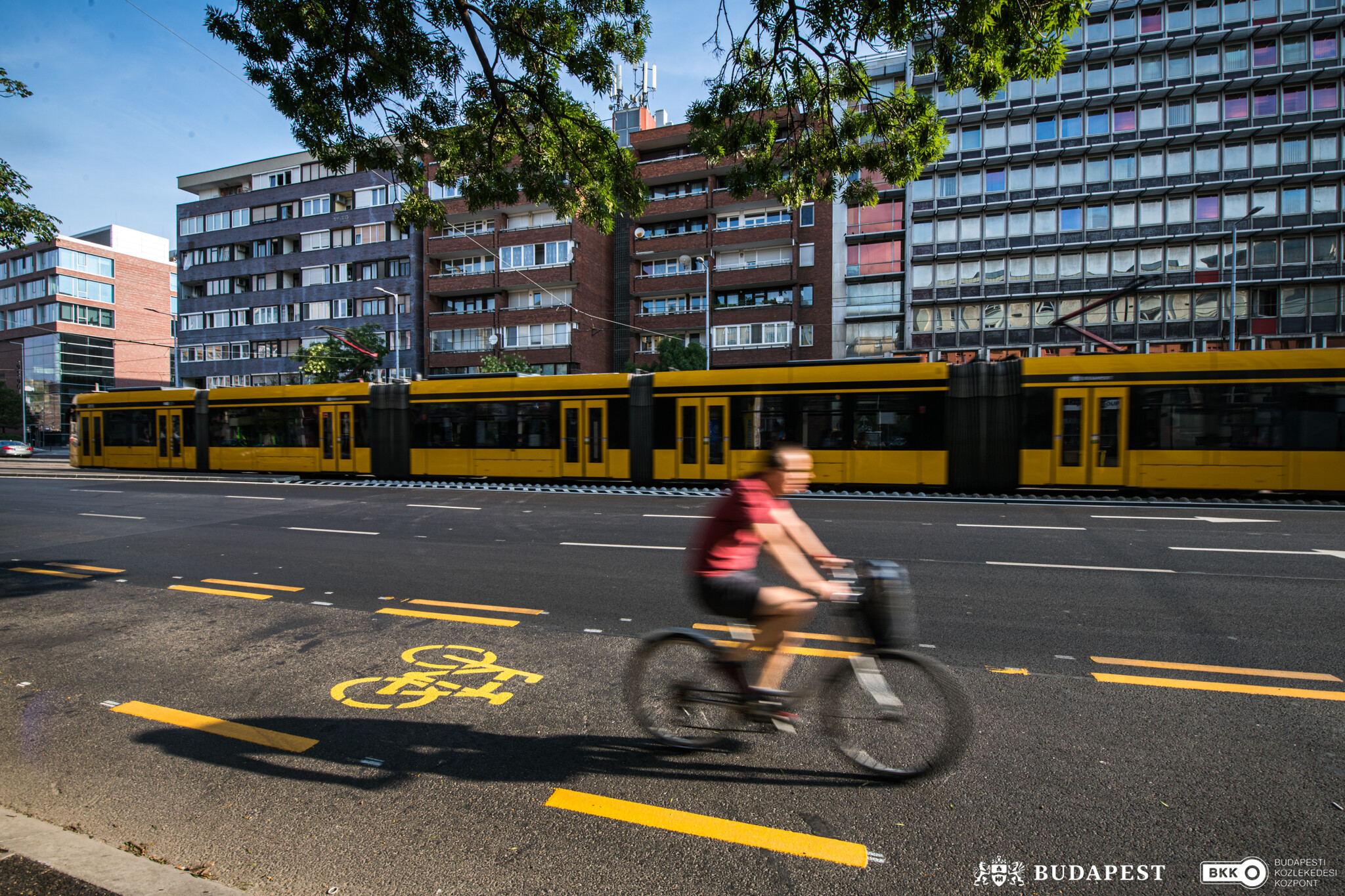 biciklis az újbudai Október huszonharmadik utcában