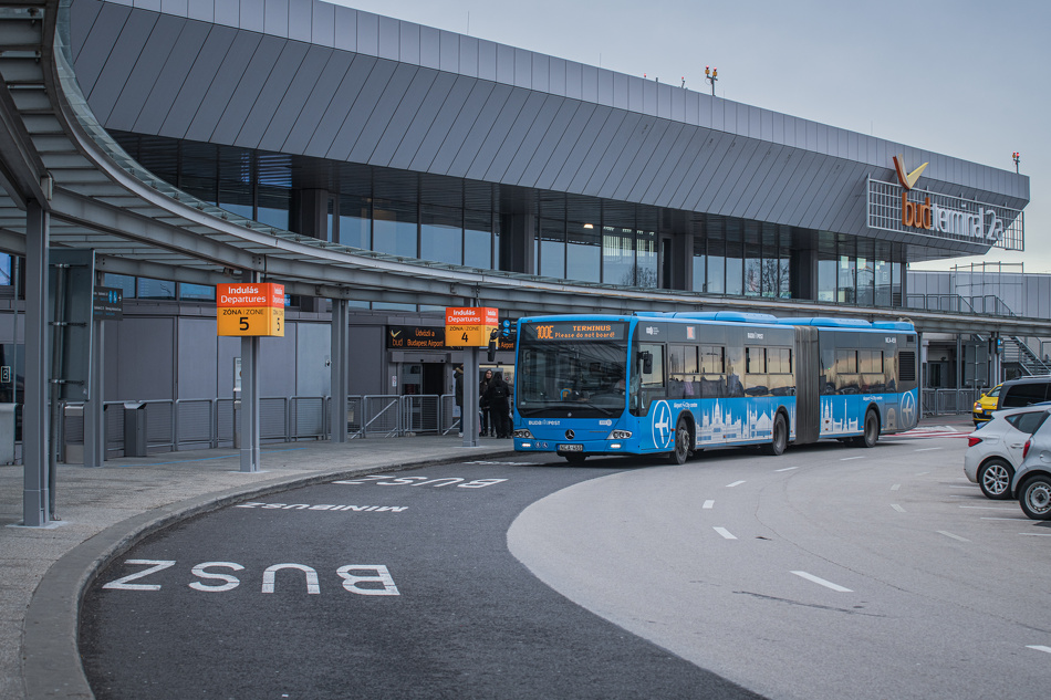 A 100E Repülőtéri Expressz a Liszt Ferenc Nemzetközi Repülőtér előtt.
