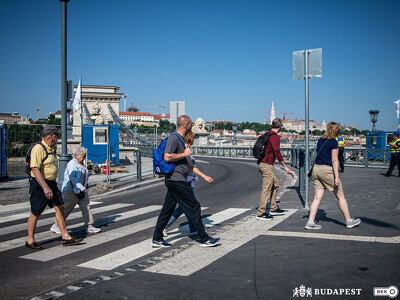 Lánchíd-felújítás: előbb visszakapták a gyalogosok a Széchenyi István tér felőli járdákat