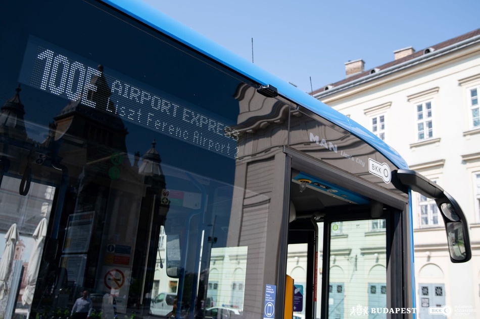 100E Airpost Express felirat a busz kijelzőjén.