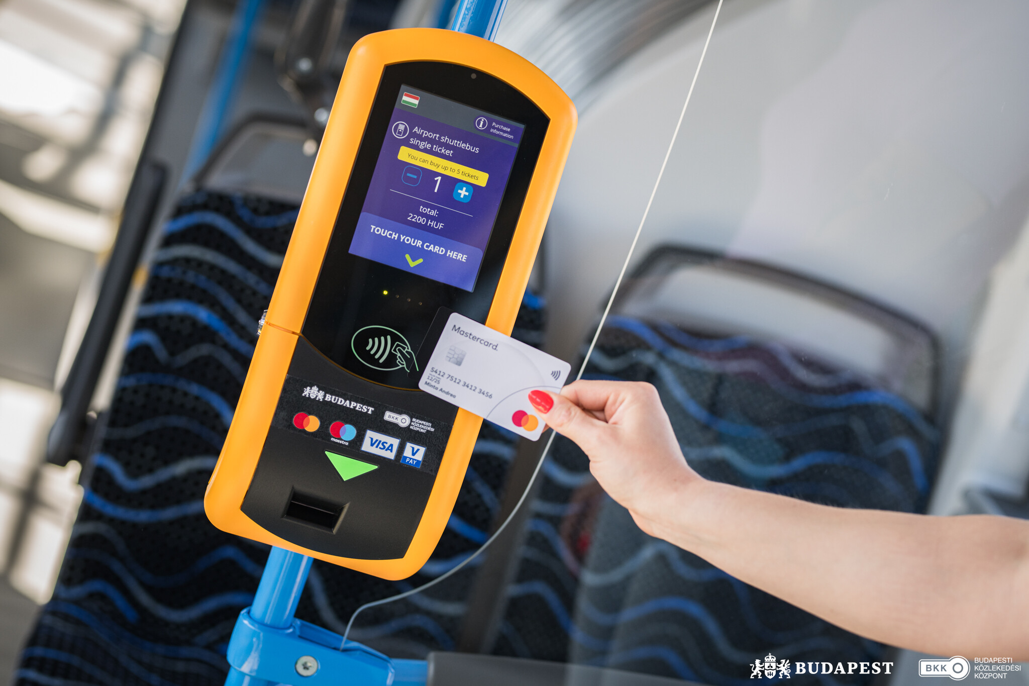 Budapest Pay&GO készülékhez bankkártya érintése