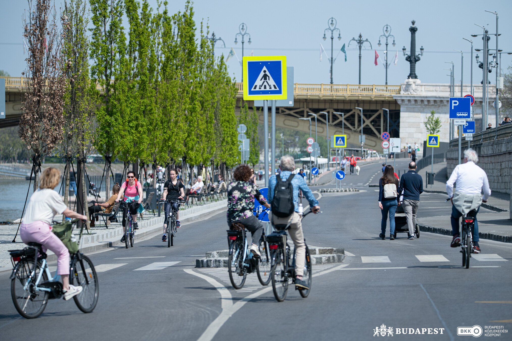 kerékpározók, sétálók, szabadidejüket töltők a Pesti alsó rakparton