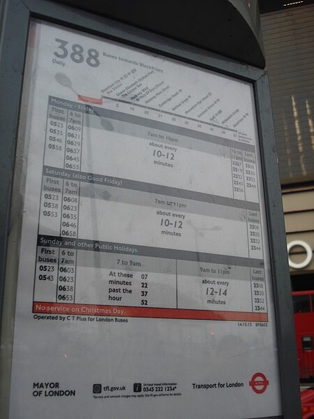 a budapestihez hasonló menetrend egy londoni buszmegállóban