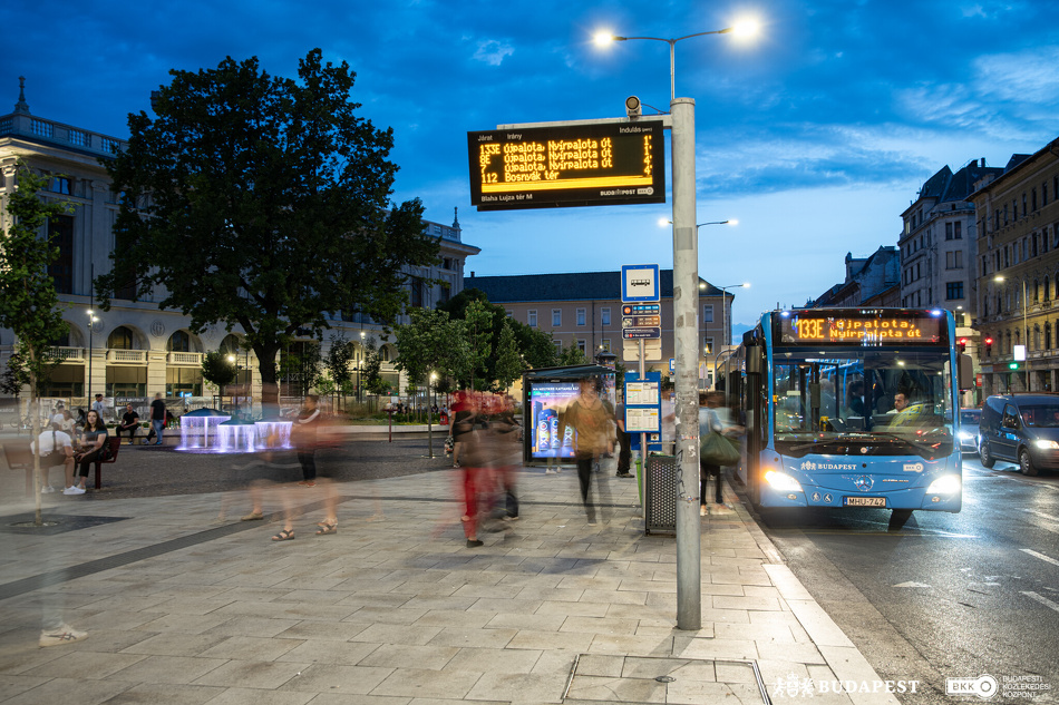 Busz a Blaha Lujza térnél.